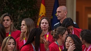 El presidente de la Federación Española de Fútbol, Luis Rubiales junto a la selección española femenina de fútbol tras su victoria en la Copa del Mundo.