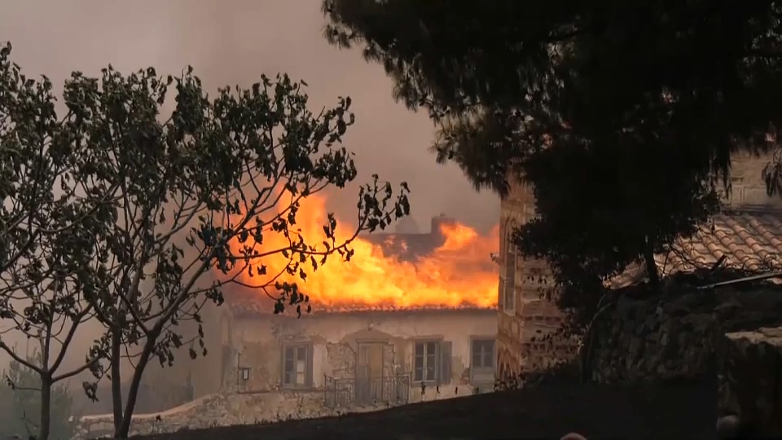 Bomberos, monjes y voluntarios realizaron un esfuerzo sobrehumano para salvar el histórico monasterio del siglo X de la destrucción total. 