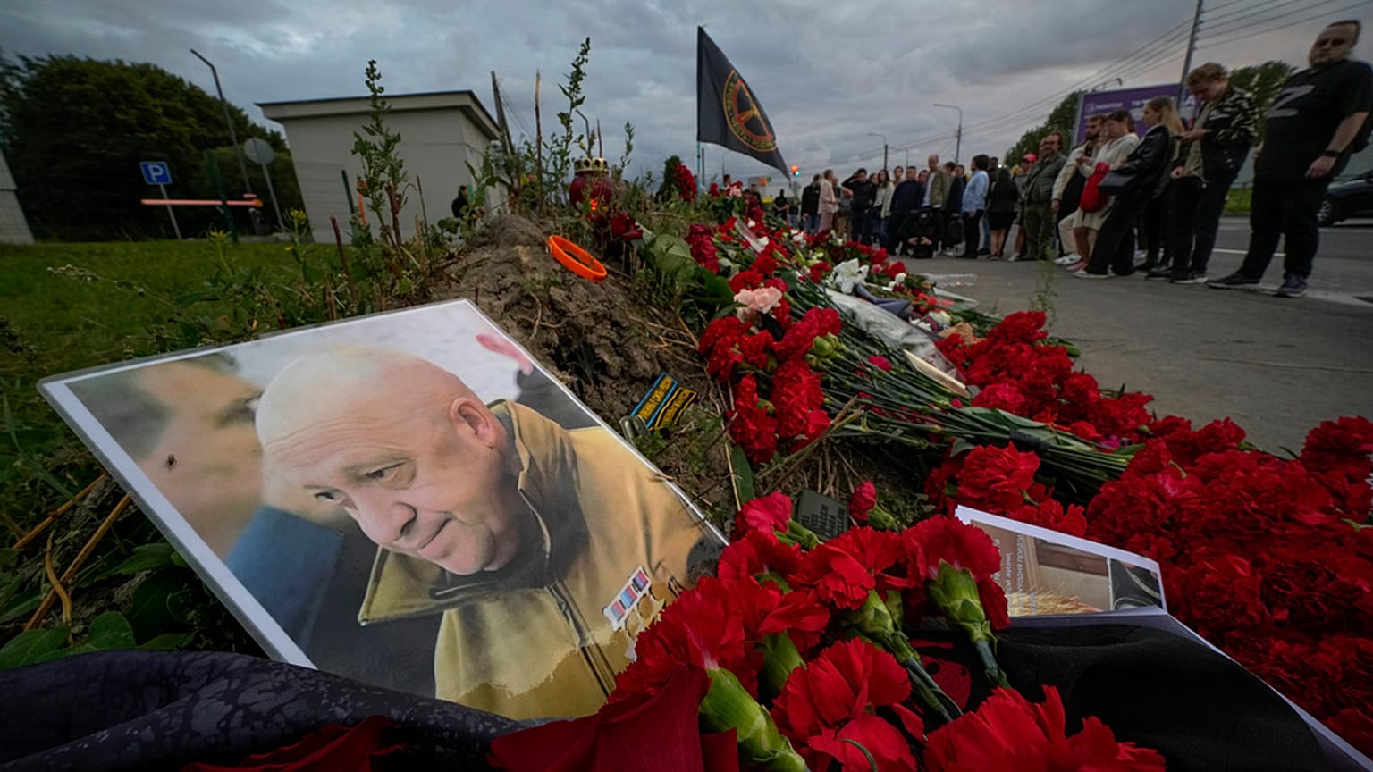 Un retrato del propietario del grupo militar privado Wagner, Yevgeny Prigozhin, en un monumento informal junto al antiguo "Centro PMC Wagner" en San Petersburgo, Rusia.