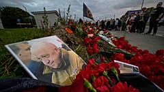 Un retrato del propietario del grupo militar privado Wagner, Yevgeny Prigozhin, en un monumento informal junto al antiguo "Centro PMC Wagner" en San Petersburgo, Rusia.