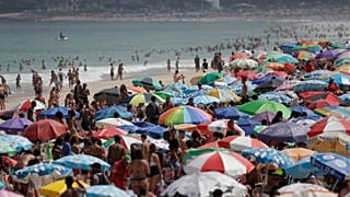 Les baigneurs affluent sur la plage d'Ipanema pour lutter contre la chaleur extrême, à Rio de Janeiro, au Brésil, le 24 août 2023\.