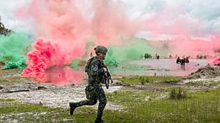 Philippinische Soldaten stürmen einen Strand in der Provinz Zambales am 25. August 2023