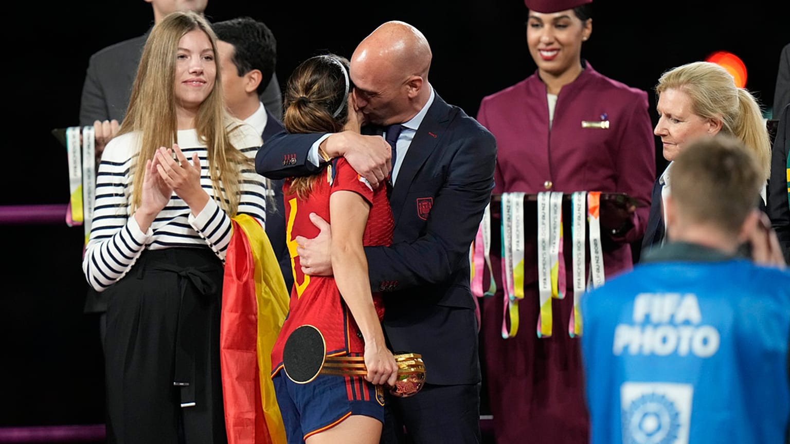 Le président de la fédération espagnole de football, Luis Rubiales, à droite, embrasse l'Espagnole Aitana Bonmati sur le podium après la victoire de l'Espagne en finale de la Coupe du monde de football féminin.