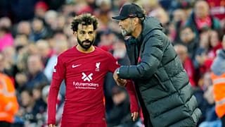 يورجن كلوب المدير الفني لفريق ليفربول ومحمد صلاح خلال مباراة الدوري الإنجليزي لكرة القدم بين ليفربول ومانشستر سيتي على ملعب أنفيلد في ليفربول، الأحد 16 أكتوبر 2022.