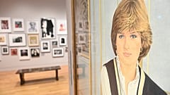 Lady Diana Spencer, a későbbi walesi hercegné Bryan Organ festményén a londoni Nemzeti Arcképtárban