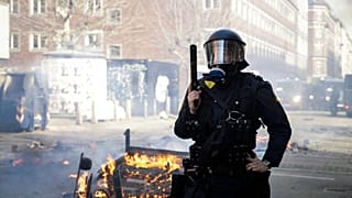 Ein dänischer Polizist nach einer Koranverbrennung in Kopenhagen im April 2019