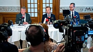 Члены правительства представляют законопроект