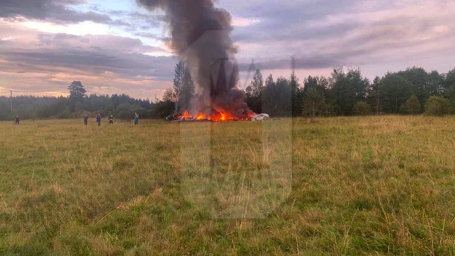 A Kuzsenkino község közelében lezuhant magánrepülőgép lángoló roncsa