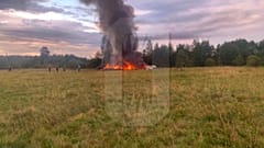A Kuzsenkino község közelében lezuhant magánrepülőgép lángoló roncsa