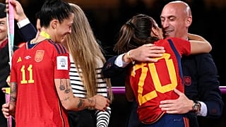 La défenseuse espagnole Rocio Galvez est félicitée par Luis Rubiales à côté de l'Espagnole Jennifer Hermoso.