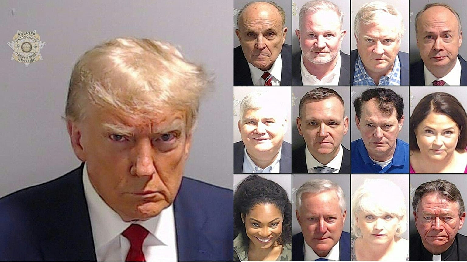 Trumps Polizeifoto (l.), auch von den anderen Angeklagten im Prozess um Wahlbetrug wurden sogenannte Mug shots angefertigt.