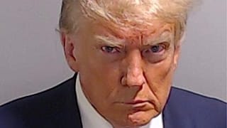 O olhar desafiador de Trump no registo de detenção das autoridades