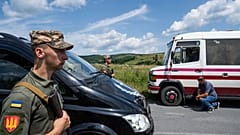 Ukrainischer Soldat (l.)