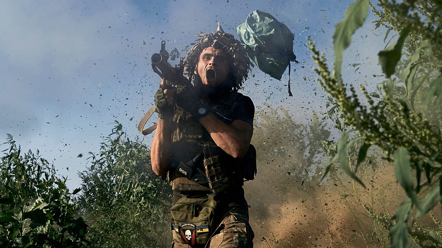 Un militar ucraniano de la 53 brigada dispara un RPG-9 hacia posiciones rusas en la línea del frente cerca de Donetsk, Ucrania, sábado 19 de agosto de 2023.
