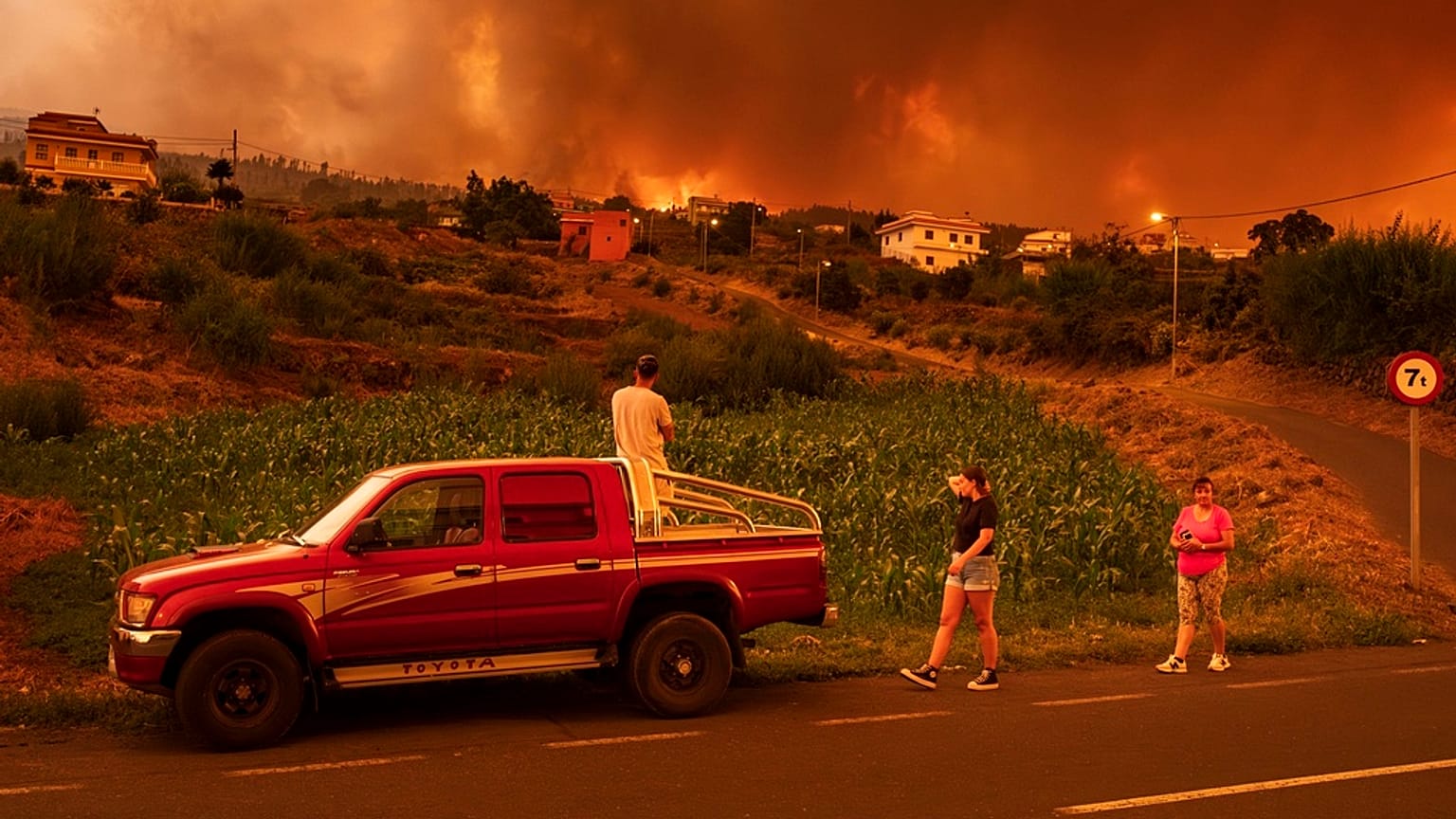 Los residentes tratan de llegar a sus casas en el pueblo de Benijos como un incendio forestal avanza en La Orotava en Tenerife, Islas Canarias, España en agosto de 2023