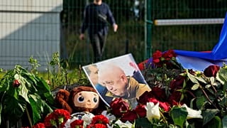 Gyászolók virágai Szentpéterváron, miután lezuhant Jevgenyij Prigozsin magángépe útban odafelé