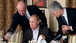 Wagner'in ölen lideri Yevgeni Prigojin, Moskova yakınlarındaki restoranında Putin'e yemek servisi yapıyor