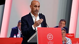 El presidente de la Federación Española de Fútbol, Luis Rubiales, habla durante una reunión de la asamblea general de emergencia en Las Rozas, el viernes 25 de agosto de 2023.