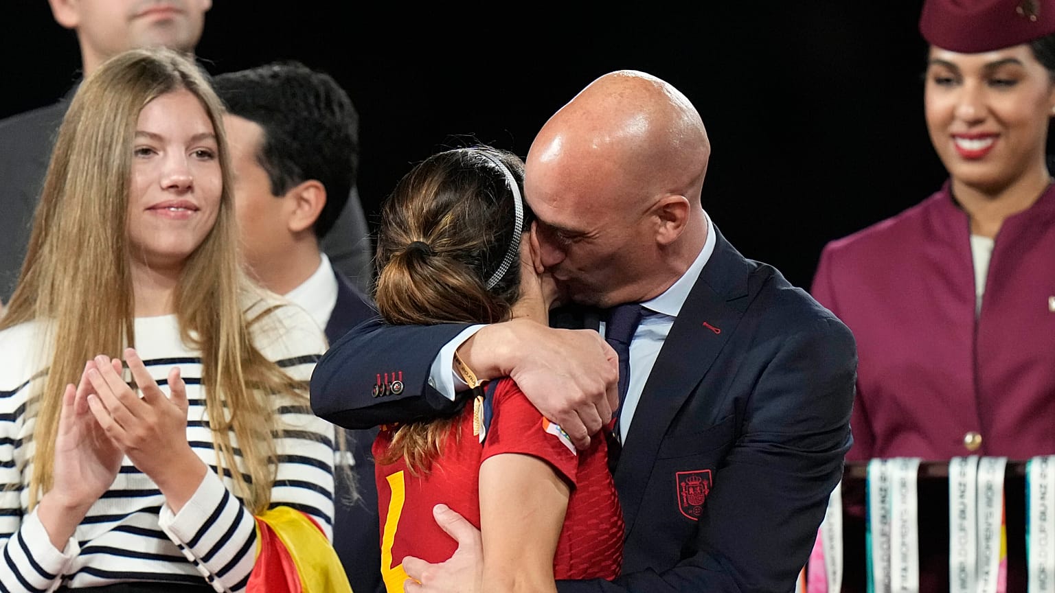 Luis Rubiales, presidente da RFEF, abraça a futebolista Aitana Bonmati