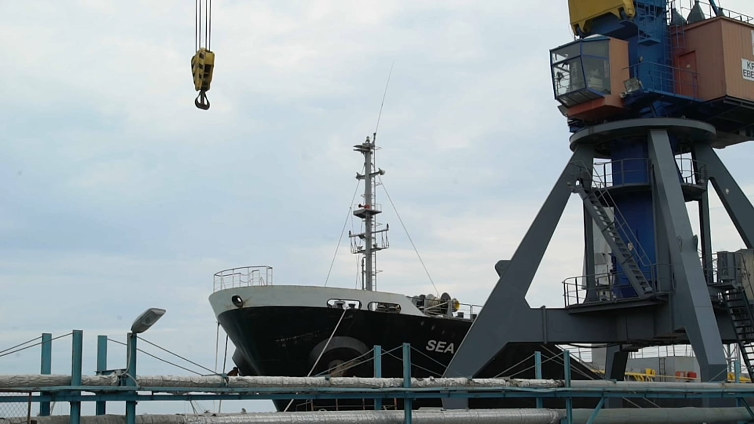 Ein Schiff im Hafen von Odessa, 29. Juli 2023 