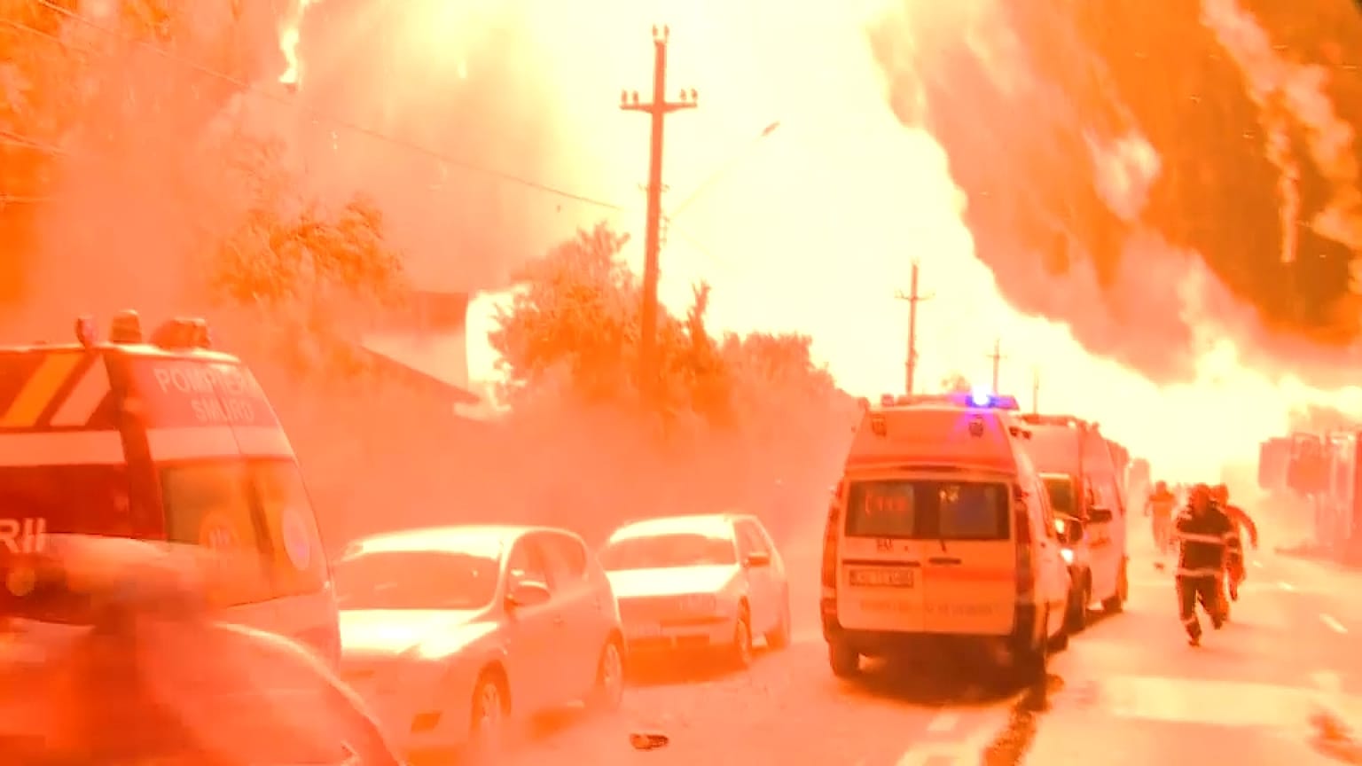 Los bomberos huyen del lugar tras la segunda explosión