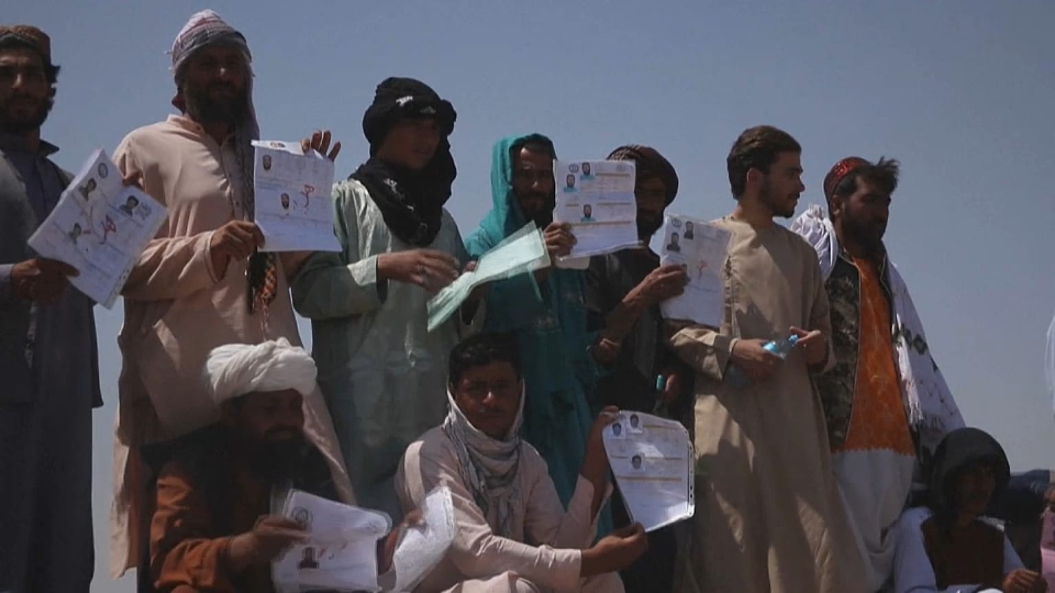 Männer warten in Herat mit ihren Unterlagen