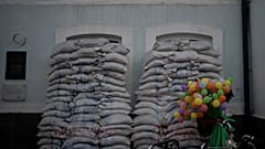 Sacos de areia protegem edifício na capital da Ucrânia