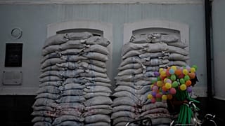 Sacos de areia protegem edifício na capital da Ucrânia