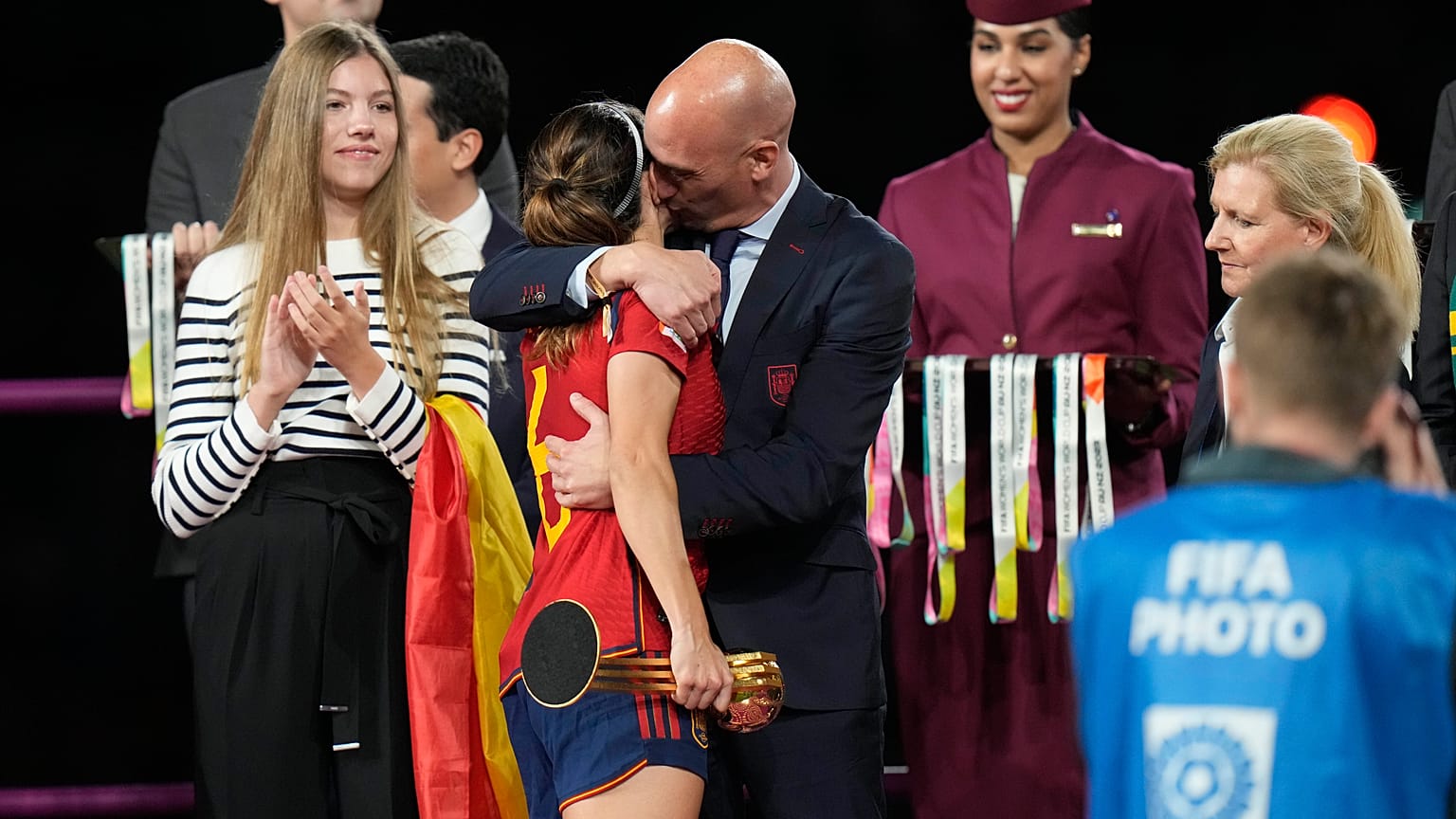 روبياليس يعانق الإسبانية أيتانا بونماتي على المنصة بعد فوز إسبانيا في نهائي كأس العالم لكرة القدم