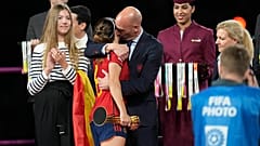 روبياليس يعانق الإسبانية أيتانا بونماتي على المنصة بعد فوز إسبانيا في نهائي كأس العالم لكرة القدم