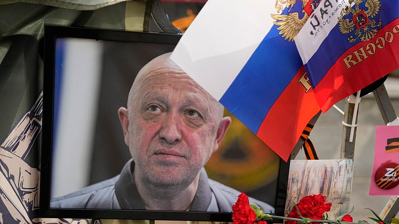 Un retrato del propietario de la empresa militar privada Wagner Group Yevgeny Prigozhin yace en un monumento callejero informal cerca del Kremlin en Moscú, Rusia.