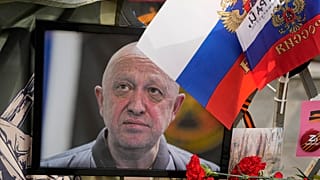 Retrato de Prigozhin num memorial em Moscovo