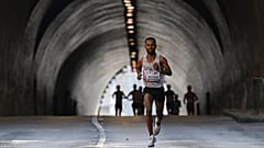 A menekült csapat versenyzője, Omar Hassan versenyez a férfi maratonfutásban a budapesti atlétikai világbajnokságon a budai Váralagútnál 2023. augusztus 27-én.