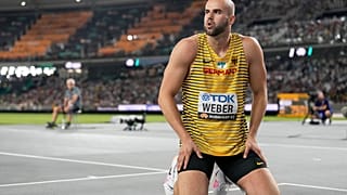Julian Weber guckt entgeistert nach seinem letzten Versuch im Speerwerfen am 27. August 2023