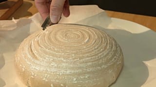 Le pain Palianytsia ukrainien, fait de farine de blé et de houblon bouilli.