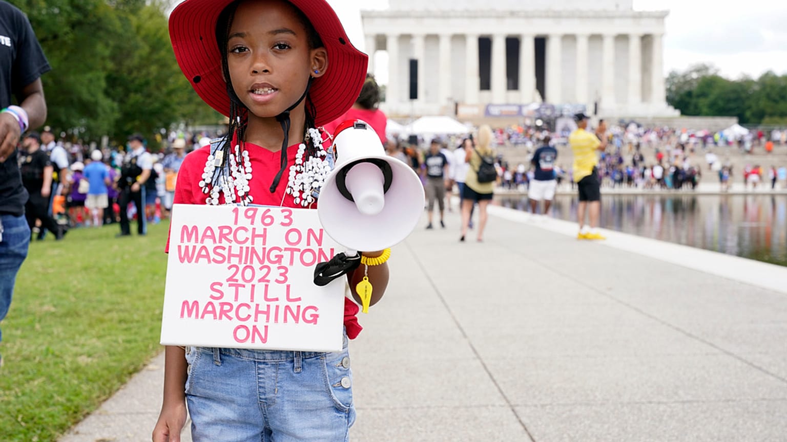 Egy afroamerikai kislány, T'Kyrra Terrell, útban a washingtoni felvonulásra, a Lincoln emlékműnél - 2023. augusztus 26. 