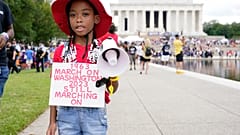 Egy afroamerikai kislány, T'Kyrra Terrell, útban a washingtoni felvonulásra, a Lincoln emlékműnél - 2023. augusztus 26. 