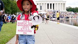 Egy afroamerikai kislány, T'Kyrra Terrell, útban a washingtoni felvonulásra, a Lincoln emlékműnél - 2023. augusztus 26. 