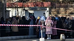 دختران دانشجوی افغان مقابل یکی از دروازه‌های دانشگاه کابل، صف کشیده‌اند