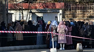 دختران دانشجوی افغان مقابل یکی از دروازه‌های دانشگاه کابل، صف کشیده‌اند