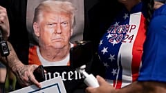 Sguardo "da Trump" nella t-shirt di uno suo sostenitore. 