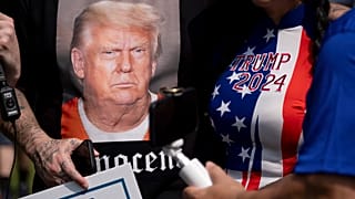 Sguardo "da Trump" nella t-shirt di uno suo sostenitore. 