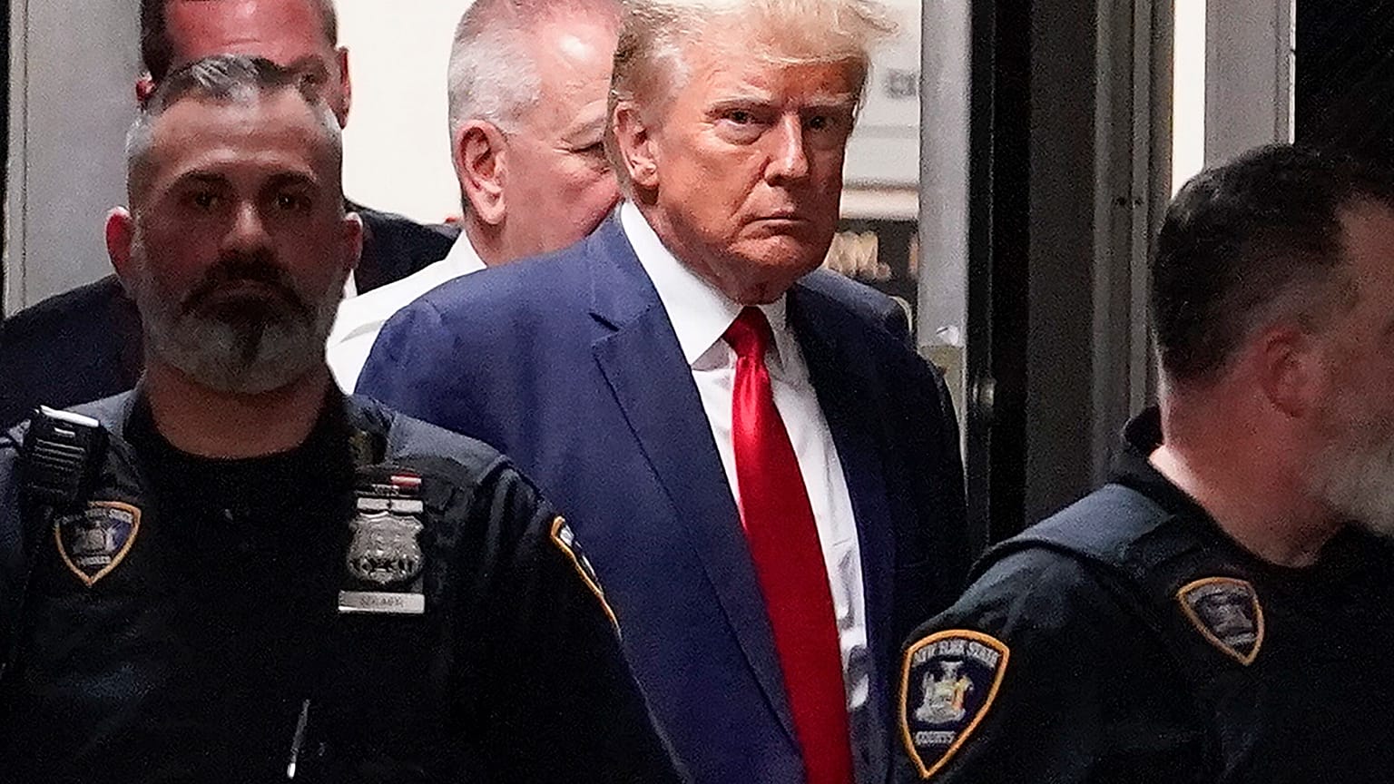 Donald Trump geht vor dem Abflug vom Hartsfield-Jackson Atlanta International Airport am 24\. August 2023 zu den Reportern. 