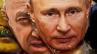 Masken mit den Gesichtern des russischen Präsidenten Wladimir Putin (r.) und des Wagner-Chefs Jewgeni Prigoschin