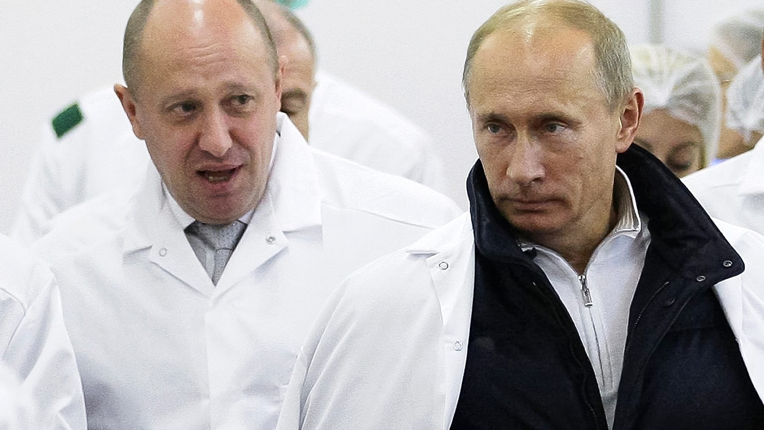ARCHIVO - Yevgeny Prigozhin con el presidente ruso Vladimir Putin en las afueras de San Petersburgo, Rusia, el 20 de septiembre de 2010.