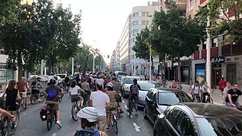 Ciclistas protestam em Elche, Espanha.