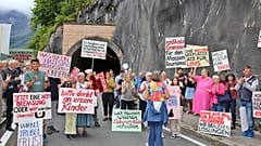 allstatt kasabası sakinleri 'aşırı turizmi' protesto etmek için bölgedeki tüneli trafiğe kapattı. 