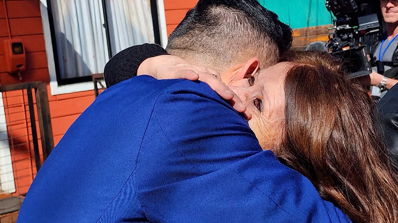 Abbraccio tra madre e figlio dopo 42 anni di separazione forzata