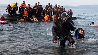 مهاجرون ولاجئون يصلون على متن زورق بعد عبورهم من تركيا إلى جزيرة ليسبوس في اليونان. 2020/09/14