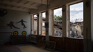 Η κατεστραμμένη βιβλιοθήκη ενός σχολείου φαίνεται μέσα από τα σπασμένα παράθυρα ενός γυμναστηρίου στο Kupiansk της Ουκρανίας,